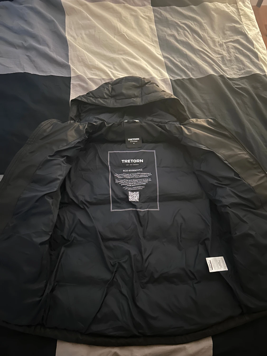 Svart pufferjacka från Tretorn med huva - 2