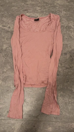 Rosa långärmad topp från Gina Tricot - Säljer en enkel och stilren långärmad topp i ljusrosa från Gina Tricot. Toppen har rund halsringning och är tillverkad i mjuk bomull, perfekt att matcha med jeans eller kjol för en chill look.