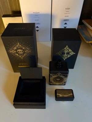Initio Oud for Greatness 90ml - Det är den äldre 77% formulan som är väldigt fin och otroligt potent. Säljes eftersom att jag vill få ner samlingen och denna används för lite. Ca 80 av 90ml kvar. 