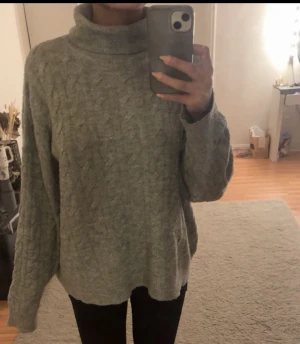 Grå stickad polotröja - Mysig stickad tröja med högkrage, gosig och oversize