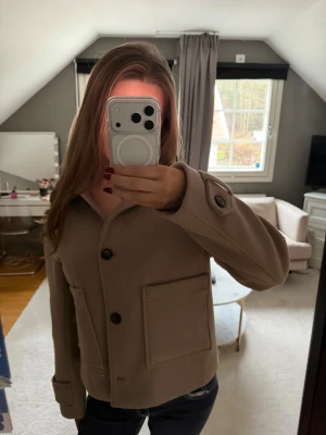 Beige kappa från Nelly XS - Säljer en beige kappa från Nelly i storlek XS. Jackan kommer inte längre till användning med har inga skador och är i bra skick!🤍