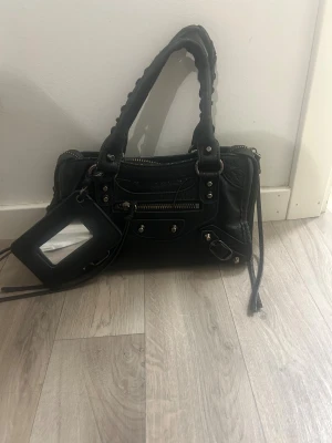 Vintage handväska  - Säljer denna fina vintage handväskan. Väskan har några små defekter men inget jag tycker stör då det bidrar till vintage looken väskan har. Köpt här på Plick för 1000 och säljer då den inte kommer till användning. Pris kan diskuteras!💕