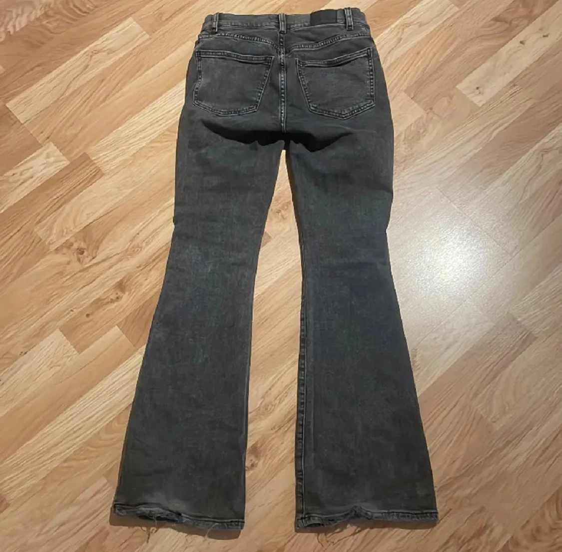 Supersnygga gråa bootcut jeans - 2