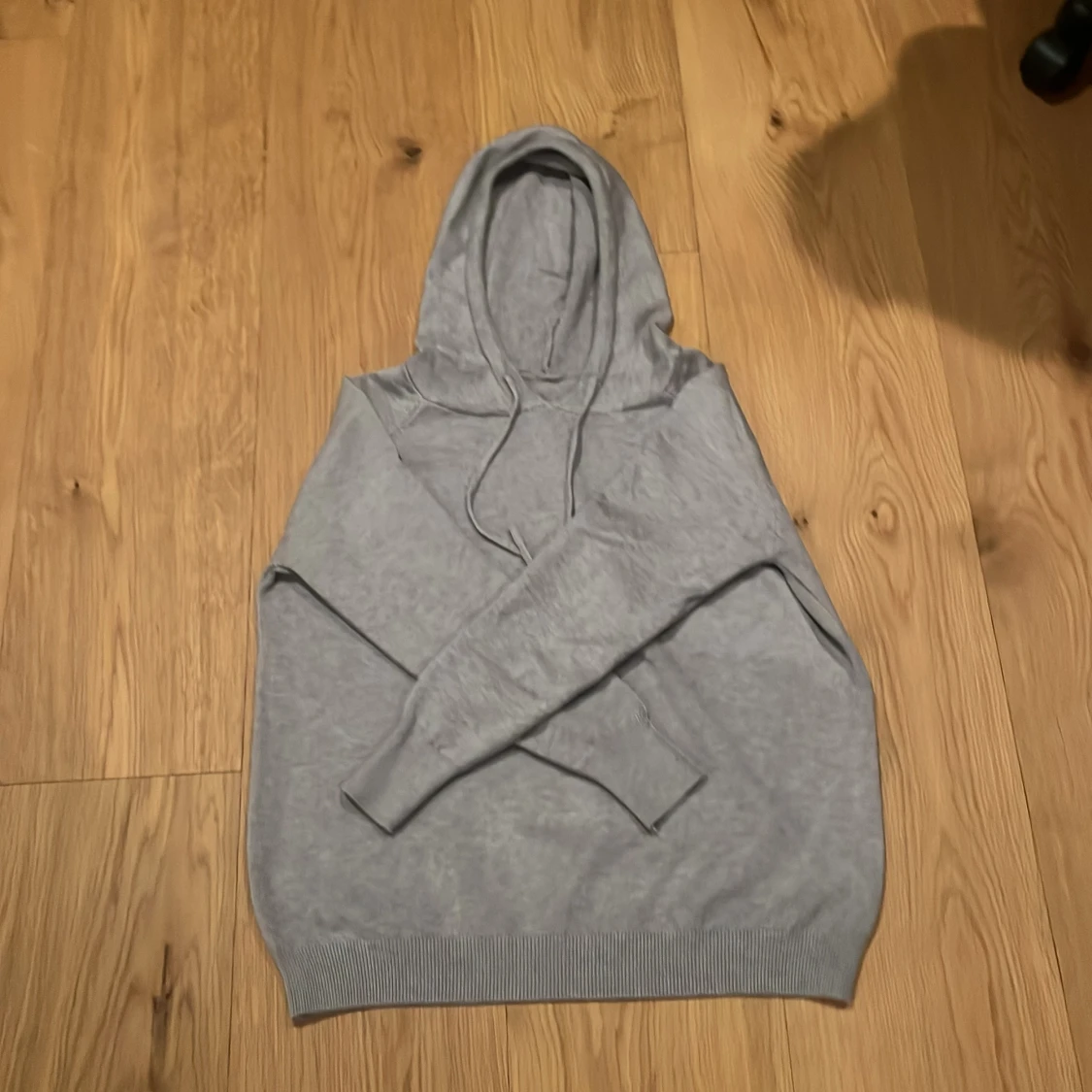 Ljusgrå hoodie med huva och snörning - 2