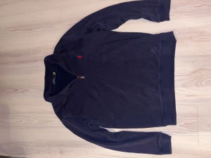 Mörkblå half zip tröja från Polo Ralph Lauren - Bra skick på den men har tyvärr tröttnat på den.