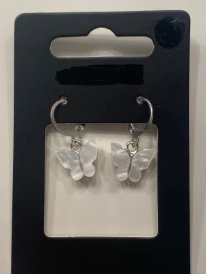 Örhängen med fjärilar - Säljer ett par jättesöta fjärils örhängen i ej äkta silver. Helt oanvända och perfekta för att ge en söt och trendig touch till din look ❤️ 