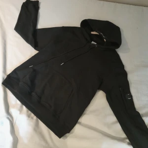 C.P company hoodie - Snygg C.P company hoodie perfekt för dig som söker en clean outfit!! Kom dm vid frågor eller intresse.