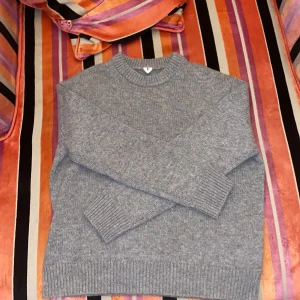 Grå stickad tröja från Arket - Säljer en grå stickad tröja från Arket. Provad en gång. Så den är i helt nytt skick. Storlek S
