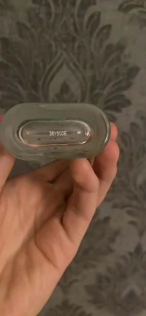 Acqua di Giò Eau de Toilette - En klassisk och populär parfym från Giorgio Armani. Acqua di Giò är känd för sin fräscha känsla och stilrena design. Perfekt för dig som vill ha en tidlös doft med modern touch. Halva kvar just nu ungefär och nypris runt 1000kr. Så 350 kr är ett väldigt bra pris.