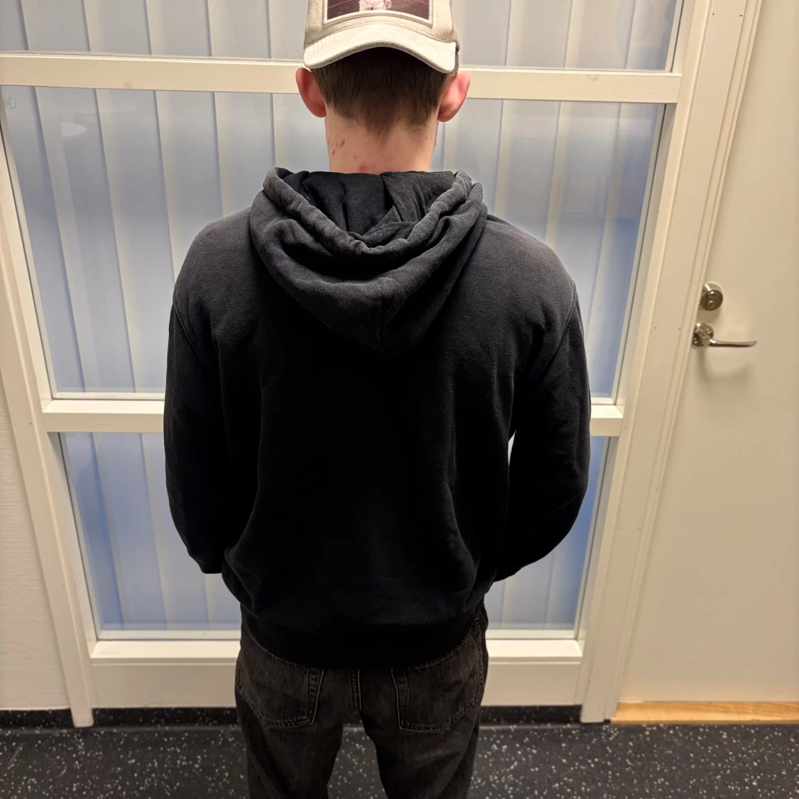 Svart hoddie från Hollister - 2