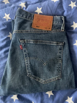Vintage Levi’s jeans W31 L28 straight fit - De är uppsydda från 30 till 28 men är i mycket bra  skick, pris kan disskuteras vid snabb affär. Är 501 jeans så är straight