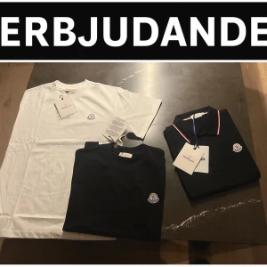 Moncler t-shirt och piké svart/vit - Säljer tre snygga Moncler t-shirts och piké. En vit t-shirt med rund hals och Moncler-logga på bröstet, en svart t-shirt med samma logga och en svart piké med krage och röd/vit detalj samt knappar. Alla i mjuk bomull och klassisk passform.