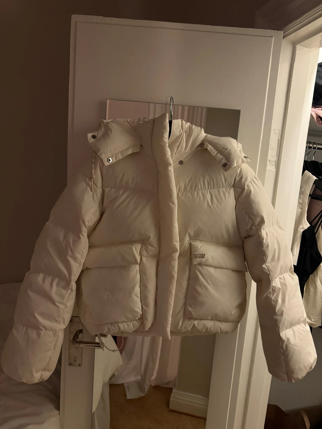 Vit dunpufferjacka från Levi's S