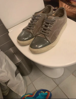 Lanvins  - Säljer mina lanvins skor dem är i storlek 41-42. Dem är i bra skick inga stora skador. Det är grå och funkar till mycket. Har haft dem nu kanske i ett halv år men säljer dem för att köpa ett par andra skor. Bara hör av dig om du är intresserad 