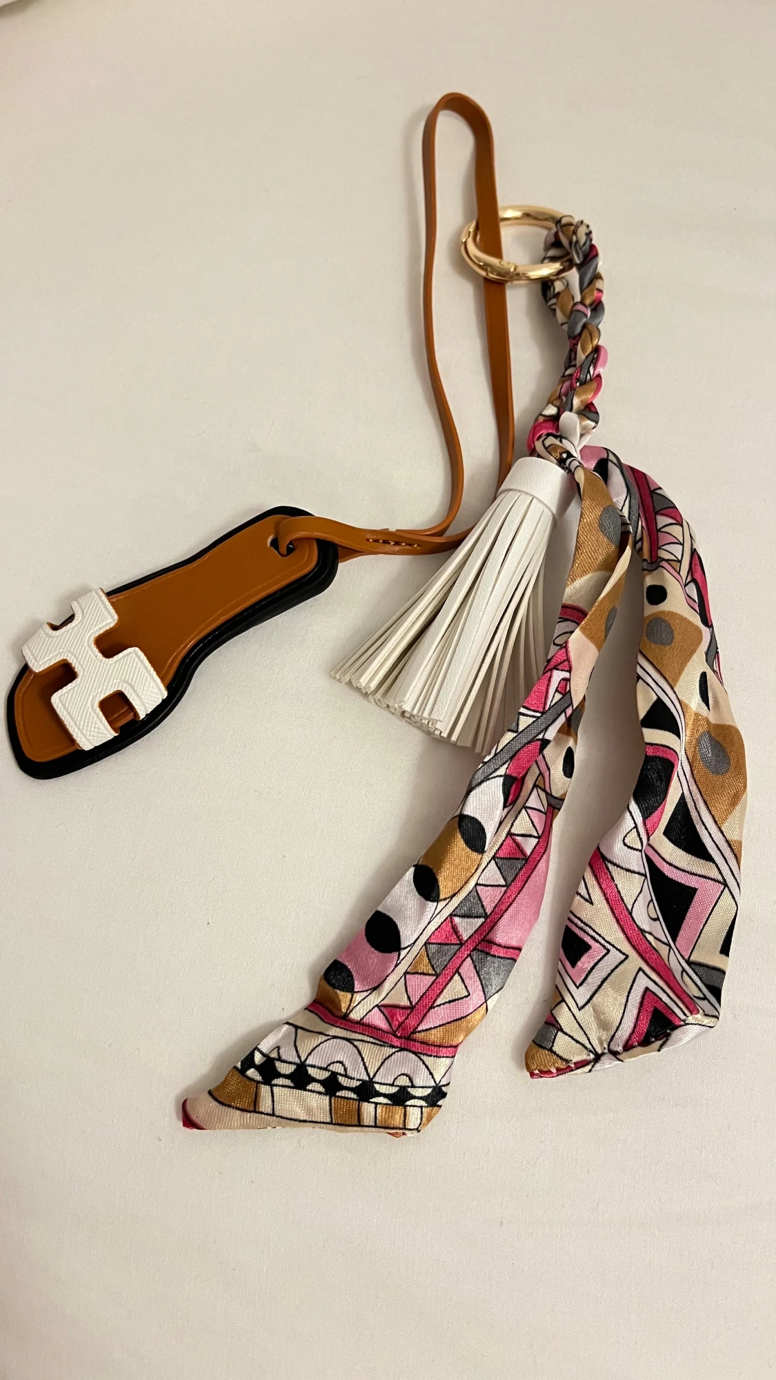 Färgglad nyckelring med tofs och scarf - 1