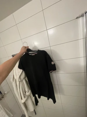 Moncler T-shirt - Moncler T-shirt, skick 7./10, QR kod funkar, storlek Medium men Slim fit så sitter som en S ungeäfr