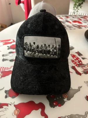 Två kepsar en från hatstore å en la keps - Den svarta är inte jätte använd men den grå är mycket andvänd