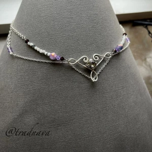 ”Vindspel” - Unikt, handgjort halsband i silverpläterad koppar. Halsbandet är smyckat med en chaton från Swarovski, kristaller från Swarovski & Preciosa samt många små pärlor av halvädelstenen månsten🌙 Jag kan enkelt ändra längd/storlek på mina smycken utan extra kostnad, det är bara att höra av dig!🌿😊