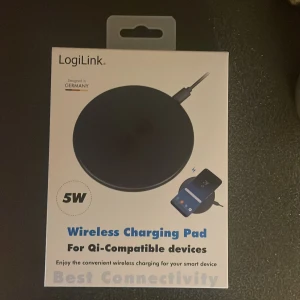 LogiLink Wireless Charging Pad 5W - Trådlös laddningsplatta från LogiLink, 5W, för Qi-kompatibla enheter. Passar iPhone, Samsung och andra smartphones. Laddar genom fodral upp till 8mm. LED-indikator, kompakt design, perfekt för hem eller kontor. Produkten är ny i förpackning.