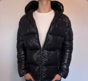 Save the duck Jacka - Hej säljer nu min fina Save the duck jacka i stolek M (L men passar som M). Den har marinblå färg och är i nyskick.  Är super snygg vid vintern/våren. Nypris +- 4000kr! Glöm inte följa🌊🍾