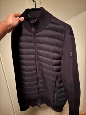 Moncler cardigan - Ett helt otroligt unikt och populärt plagg, En superfin moncler cardigan i storlek L men sitter som M. Nypris på nästan 13 000 kr (se sista bilden) och grymt skick! Inga hål eller fläckar och sitter hur bra som helst på! Tveka inte vid minsta fråga eller fundering och pris ej hugget i sten😎