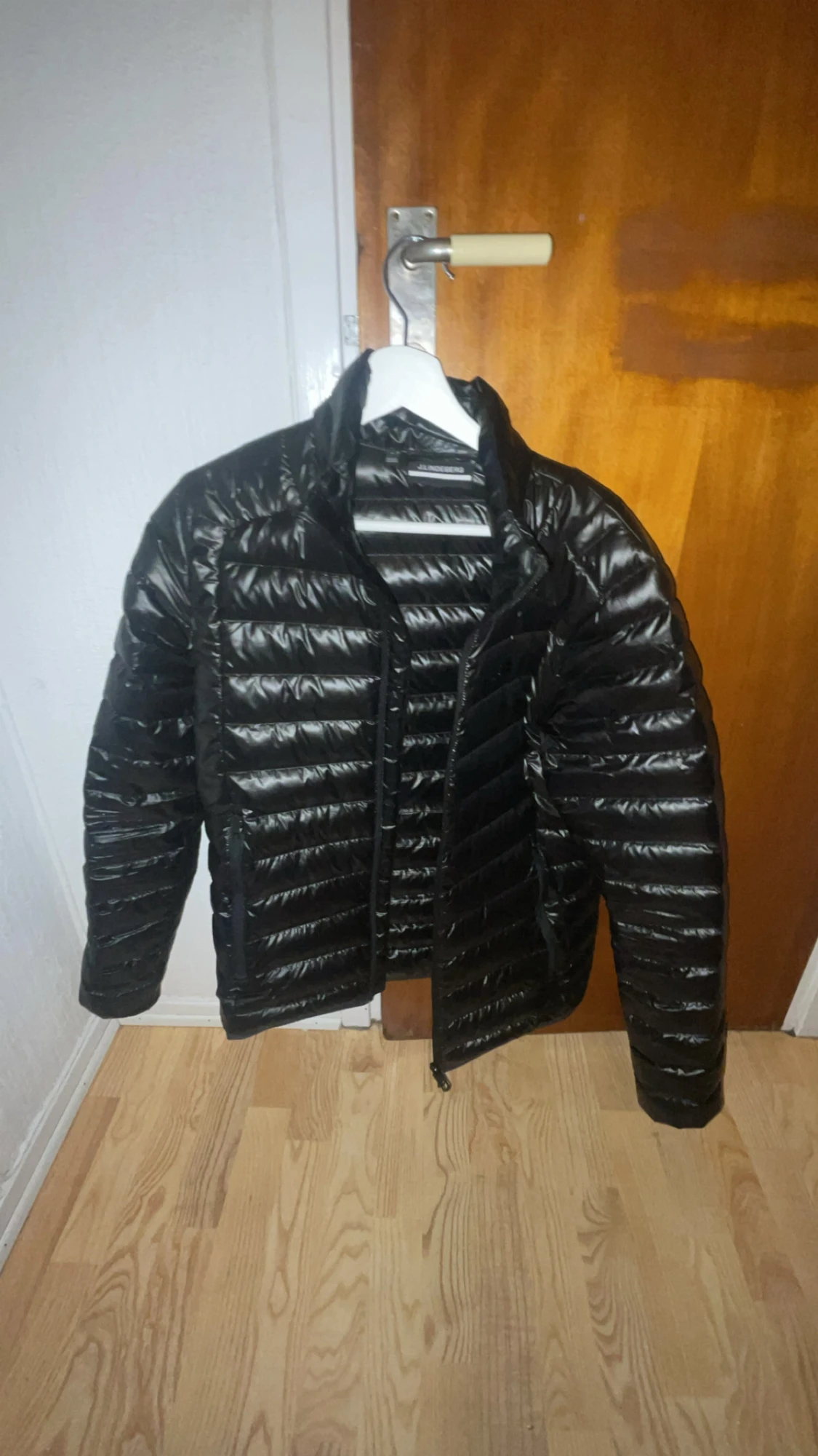 Svart dunjacka från J.Lindeberg