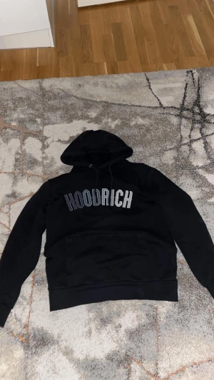 Hoodrich  - Säljer en hoodrich tröja som inte används mer. Inga hål eller färg. Pris kan diskuteras vid snabbaffär.