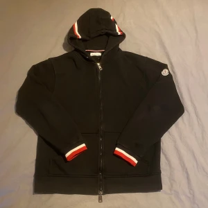 Svart Moncler hoodie  - Säljer för jag använder inte den längre. Inga hål eller fläckar dock så är snörerna av. Väldigt skön och varm perfekt nu inför vintern. Den har både scan kod och nfc som funkar snabb frakt.