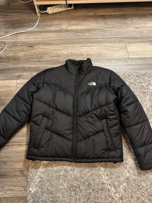 Svart pufferjacka från The North Face - Säljer en svart pufferjacka från The North Face i storlek L. Jackan är aldrig använd alltså i nyskick.