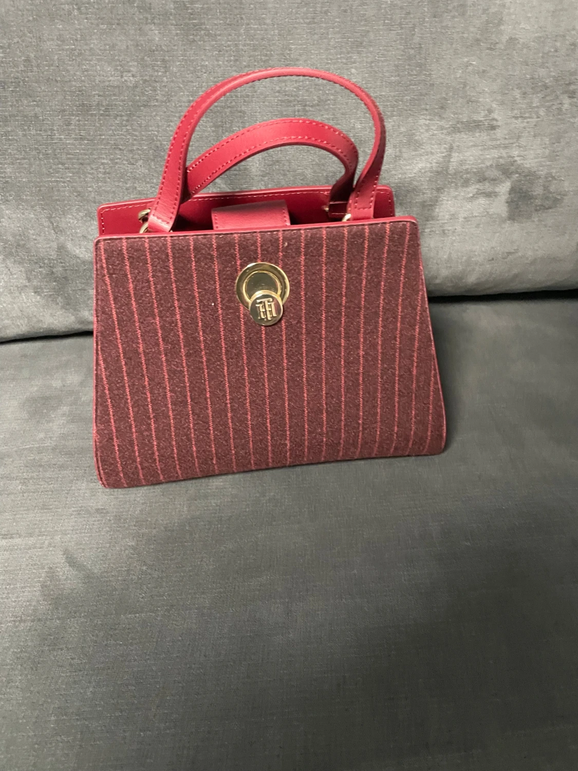 Randig röd handväska med gulddetaljer