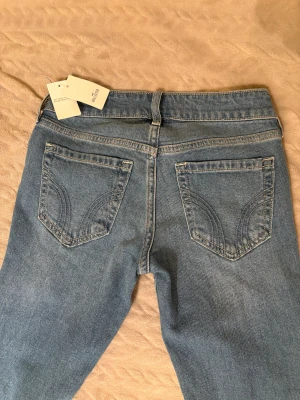 Hollister jeans lowwaist🙏🏼 - Helt nya low rise bootcut jeans från hollister. Aldrig använda! Storlek w24 SHORT. Säljer eftersom att de inte passade🥰
