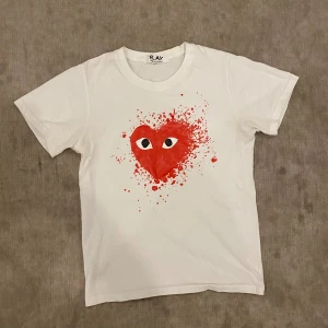 Comme des Garçons Play t-shirt - Säljer en vit t-shirt från Comme des Garçons Play med det ikoniska röda hjärtat med ögon tryckt på bröstet. Materialet är mjuk bomull och passformen är klassisk och normal. Dm för fler bilder eller frågor!
