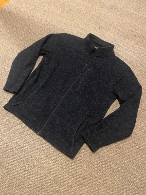 Fleecejacka - Säljer en riktigt fet fleecejacka från dressman i mycket bra skick. Storlek M. Skriv för fler frågor.