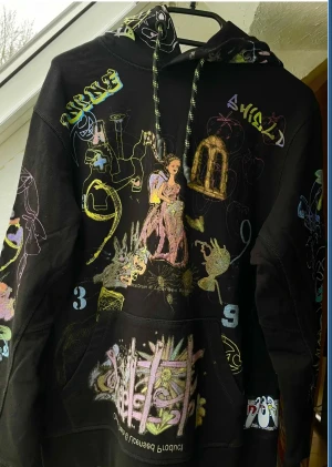 Bladee x Claire barrow 333 hoodie EXTASIA - 333 hoodie I bra skick knappt använd. STORLEK M. 333 BLADEES BEST ALBUM FR BETTER DEN EVERSINCE AND GLUEE