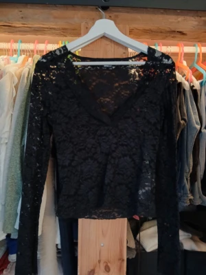 Svart Spetströja från gina - Jättefin spetströja inga defekter, säljs för den aldrig används strl M men passar S 