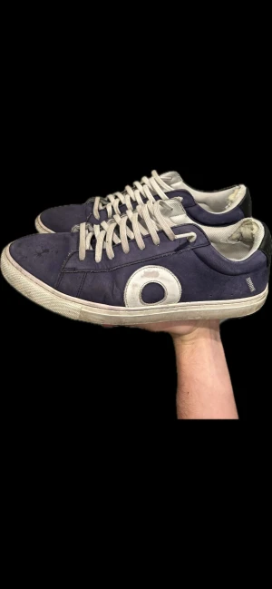 Marinblå Oliver Cabells - Säljer ett par Oliver Cabells, slitage på insidan som kan fixas enkelt. Hör av er vid funderingar