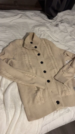 Cardigan  - Perfekt kofta till vintern i en off white/beige färg! Skicka prisförslag👌🏻