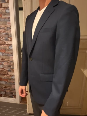 Kavaj från Bläck - Säljer min marinblåa kavaj från bläck, väldigt mångsidig och passar till det mesta! Strl 44 vilket motsvarar xs, sitter bra på mig! 