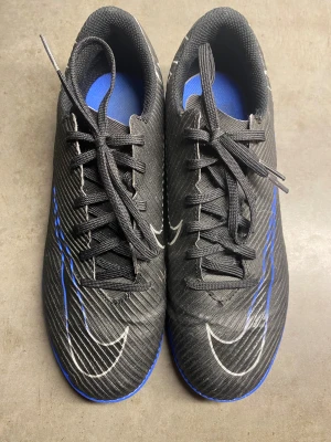 Inomhusskor  - Nike Inomhusskor  Storlek 40,5 25,5 cm  mycket bra skick 