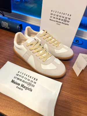 Maison Margiela Gats - Säljer ett par stilrena gats av Maison Martin Margiela, som är perfekta nu till vintern. Skorna är perfekta för dig som söker en stilren look. 0bs lnte 0rglnal‼️, men mycket bra kvalitet.