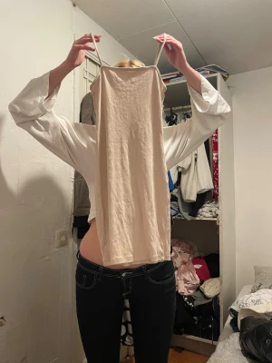 Beige/ljusrosa ribbad kort klänning Amisu - Supersnygg beige/ljusrosa kort klänning från Amisu i ribbad bomull. Den har smala axelband och en rak, tight passform som framhäver figuren. Perfekt för dig som gillar minimalistisk stil och vill ha en enkel men trendig look.