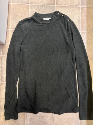 Long sleeve top - long sleeve top är designad för att andas, följa kroppens rörelser och hålla dig bekväm – oavsett om du tränar, jobbar eller är på språng. Lätt. Smidig. Alltid snygg.