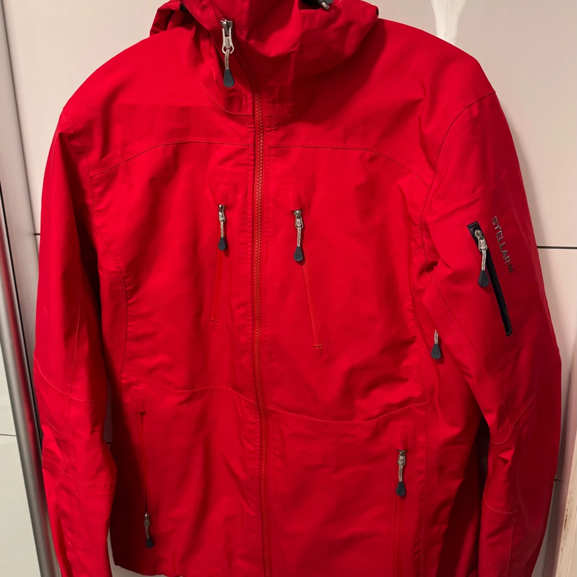 Röd skidjacka från Stellar Equipment