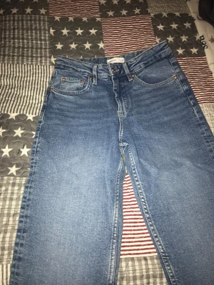 Jeans från Gina & Veromoda  - Snygga blå jeans från Vero Moda i klassisk femficksmodell. Jeansen har en rak passform och normal midja, tillverkade i mjukt denimtyg. Perfekta för dig som gillar en enkel och tidlös look. Snygga skinbyxor från Gina i strl xs. Och ett par jeans från Gina.                                     Köp alla för 300kr eller köp 1 par för 150kr! 