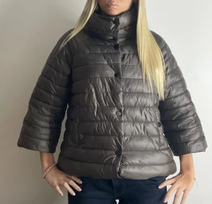 Brun/grå Herno liknande jacka!  - FÖLJ FÖR LIKNANDE❤️ snygg Herno liknande jacka med trekvartsärm, knappar och krage! Går utmärkt att ha en tjocktröja under! Den är mycket varm och passar perfekt under vinter/tidig vår. Inga defekter, storlek M! Tryck köp nu! 