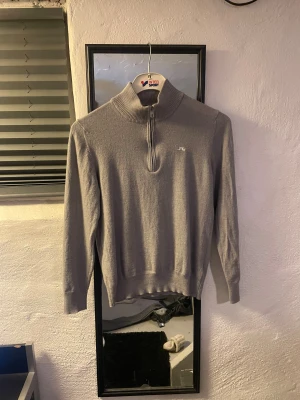 Grå polotröja från J.Lindeberg - Fin tröja som inte är använd pågrund av att tvättade den för varmt så den är för liten. Så den är inte large den är mer av en S eller XS. Vid minsta intresse skriv! Priset är inte stensatt! Org pris 1200kr