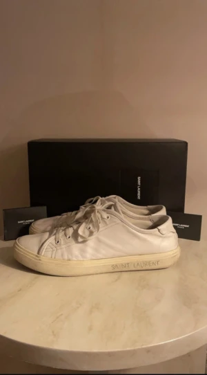 Saint Lauren sneakers - Saint Laurent skor i bra skick, 8/10 Dustbag, Kort och Box medföljer vid köp!