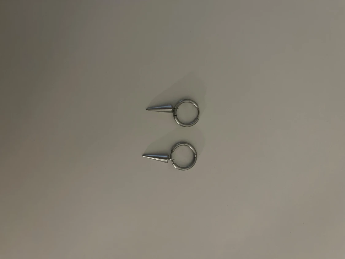 silvriga Edblad örhängen med spikes 