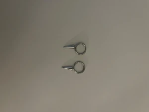 silvriga Edblad örhängen med spikes  - fina silvriga örhängen från Edblad 