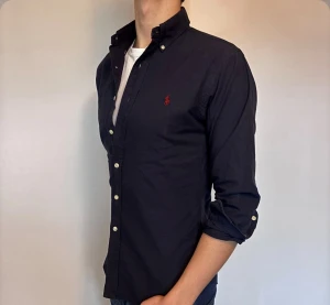 Ralph Lauren Skjorta - Hej säljer nu min fina Ralph Lauren skjorta. Den är i storlek M och i nyskick. Nypris ca 1600kr! Glömd inte följa🌊🍾